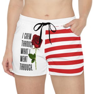 Inspirierende Damen Shorts mit Rosen-Design, motivierende Sommershorts, Bademode, Geschenk für sie, trendige Loungewear