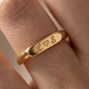 Naam gegraveerde ring, aangepaste initiaalring, gegraveerde briefring, kindernaamsieraden, gepersonaliseerde eerste zegelring, naam stapelring cadeau