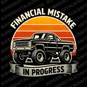 Könnte beinhalten: Schwarze Grafik eines Monster Trucks mit dem Text "FINANCIAL MISTAKE" darüber und "IN PROGRESS" darunter. Der Hintergrund zeigt ein Sonnenuntergangsdesign mit Orange-, Rot- und Gelbtönen.