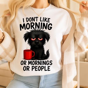 Jag gillar inte morgonmänniskor PNG, rolig grinig hundkaffeälskare design, sarkastisk svart terrier clipart