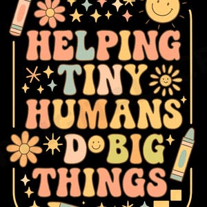 Könnte beinhalten: Retro-Grafik auf schwarzem Hintergrund mit dem Text "HELPING TINY HUMANS DO BIG THINGS". Das Design umfasst dekorative Sterne, Blumen, Buntstifte und eine lächelnde Sonne. Der Text ist in einer Mischung aus Pastellfarben gehalten.