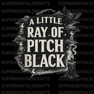 Può includere: Grafica in bianco e nero con la scritta "A Little Ray of Pitch Black". Il design include un pipistrello, nuvole, fulmini e una candela. Le parole sono in un carattere audace e stilizzato.