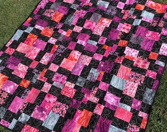 Colcha hecha a mano, patchwork moderno, vibrantes tonos rosa, rojo y morado, 52 x 60 pulgadas