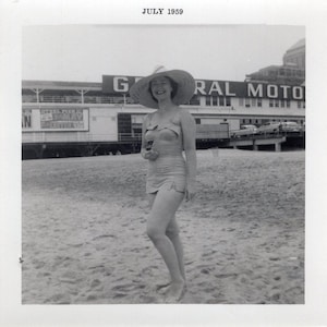 Vintage Photo - Beach Babe in Her Floppy Hat - 1950s Original Found Photo - Black & White Snapshot