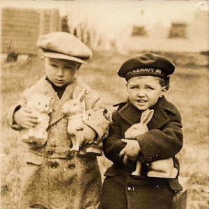 Entzückende Kleine Jungs mit Osterhase Original Foto Digital Download, Sepia Fotografie, Vintage Ephemera