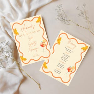 Puede incluir: Dos tarjetas color crema con bordes ondulados naranjas y detalles de rodajas de naranja. Una tarjeta dice "Anna's HEN WEEKEND Sip! Spritz! Hooray!" con una ilustración de cóctel. La otra tarjeta muestra un itinerario con una ilustración de cóctel.