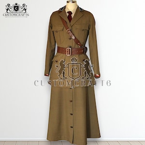 Op de afbeelding: Een kaki militair uniform, bestaande uit een lange jas met knopen, een overhemd met kraag en een bordeauxrode stropdas. Het uniform heeft een bruine leren riem en schouderriem. De tekst "CUSTOMCRAFT6" is zichtbaar.