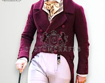 Puede incluir: Un frac burdeos de doble botonadura con solapas con muescas, combinado con una camisa color crema y una corbata estampada. El abrigo presenta botones decorativos y una espalda larga y dividida. El texto "CUSTOMCRAFT6" es visible.