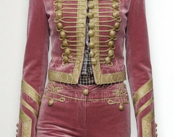 Jaqueta Hussardo de veludo rosa, estilo militar gótico, com detalhes em trança dourada.