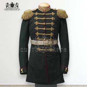 Op de afbeelding: Een donkergroene jas in militaire stijl met gouden afwerking, epauletten en decoratieve knopen. De jas heeft een hoge kraag, een decoratieve riem en de tekst "CUSTOMCRAFT6".