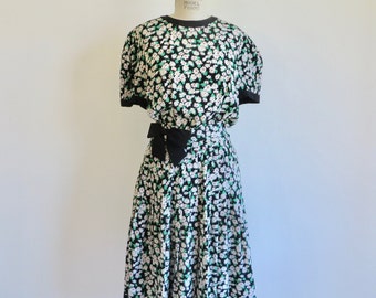 1980's Albert Nipon Black White Green Floral Silk Day Dress Spring Garden Party Wear to Work Office 28" Waist Small