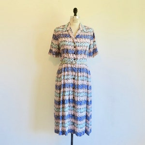 1940&#39;s Blue Pink Novelty Print Cold Rayon Day Dress Shirtdress Collared Short Sleeves Rockabilly WW2 Era Cay Artley 33&quot; Waist Medium