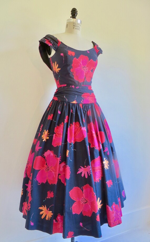 1950's Style Red Black Rose Floral Print Cotton F… - image 3