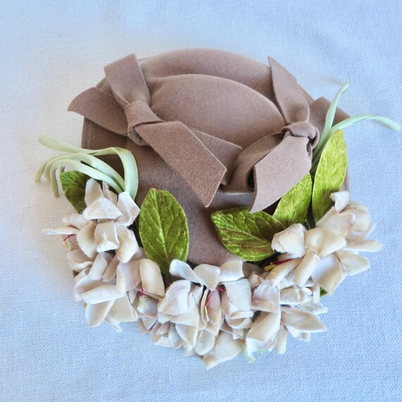 1940's Fawn Brown Felt Tilt Hat with Velvet Roses… - image 8