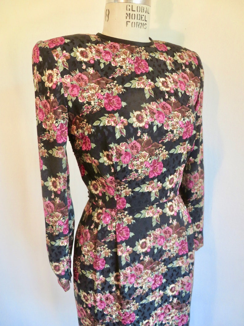 I Magnin 1980's Black Magenta Floral Silk Evening Sheath Dress Lace Sequin Back Detail Long Sleeves Formal Cocktail Party 27.5 Waist Small image 7