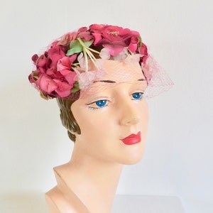 Vintage 1950er 60er Jahre Magenta Pink Seidenblumen Fascinator Hut mit Schleier 50er Jahre Frühling Sommer Hutmacherkunst Braut Hochzeit Haarschmuck