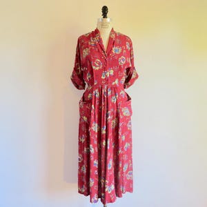 1940&#39;s Red Novelty Print Cold Rayon Day Dress Ruching Half Sleeves Pockets WW2 Era Rockabilly Swing 30&quot; Waist Size Medium