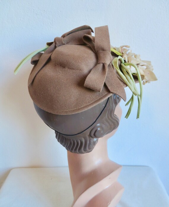 1940's Fawn Brown Felt Tilt Hat with Velvet Roses… - image 5