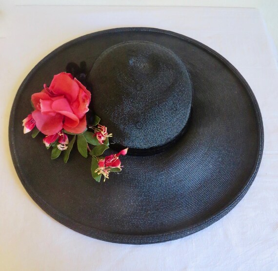 ELEGANT 1950s\' BLACK WIDE BRIM HAT MADE OF CRIN, VELVET & TRIMMED WITH RED ROSES 1950s Black Straw Wide Brim Hat: Rose & Velvet Trim, Size 22  main image 4