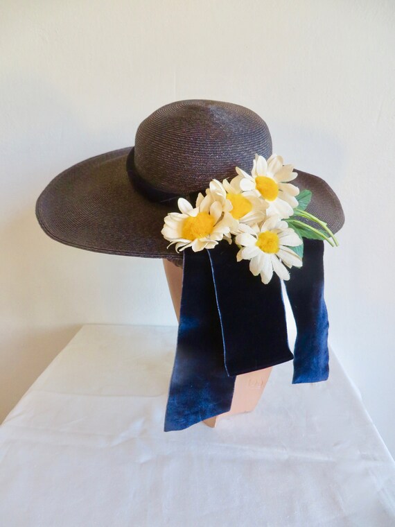 1950s Navy Straw Sun Hat: Wide Brim, Daisy Flowers, Velvet  display picture 3