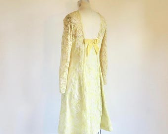 Robe en dentelle d'Alençon jaune pastel à fleurs, style années 60, dos original, coupe trapèze, manches longues, taille M. Idéale pour une mariée ou une fête. Taille M.