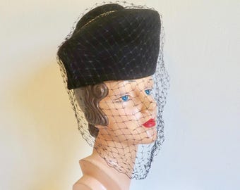 Sombrero pastillero de fieltro negro con velo, década de 1940 - Jean Allen Gage - Talla 22
