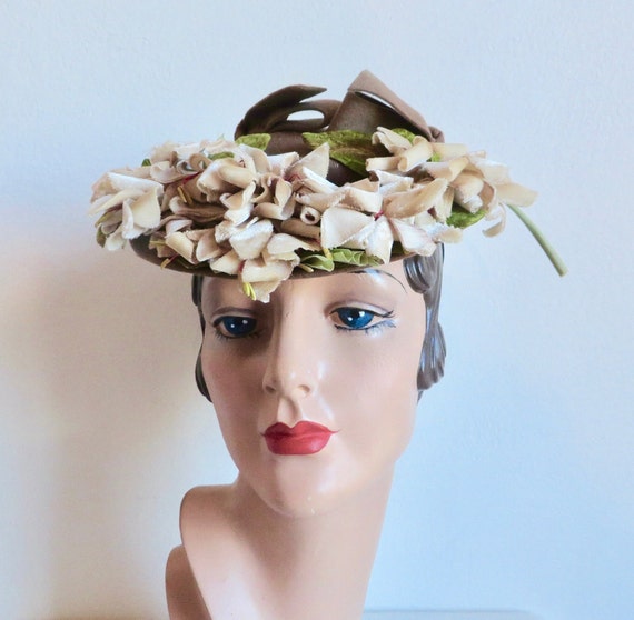 1940's Fawn Brown Felt Tilt Hat with Velvet Roses… - image 1