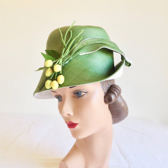 1960s Lime Green Straw Cloche Hat: Lemons, White Trim  display picture 1