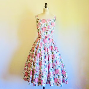 1950&#39;s Pink White Cotton Novelty Print Fit and Flare Dress Shoulder Straps Rockabilly 50&#39;s Spring Summer Reproduction 32&quot; Waist Size Medium