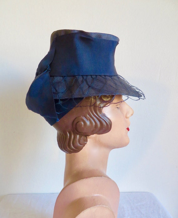 1940's Navy Blue Sisal Straw Tilt Topper Suitor H… - image 6