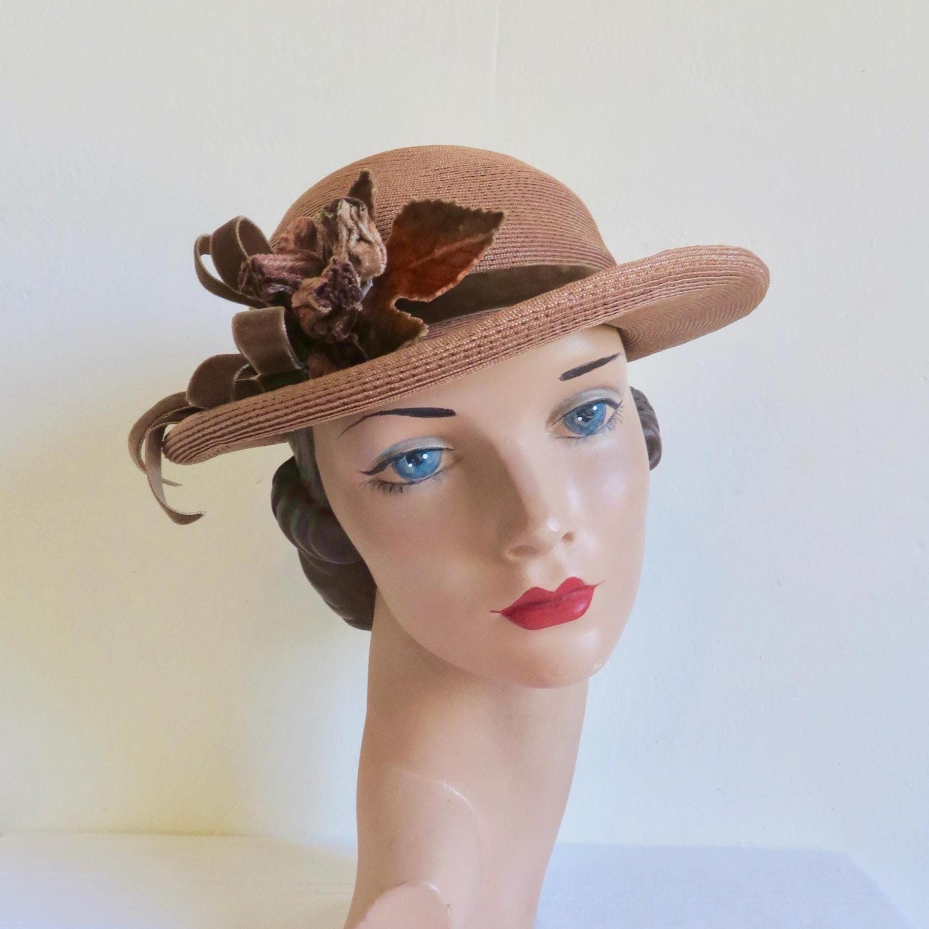 CHARMING 1940S\' BROWN STRAW FEDORA WITH LACQUERED FEATHERS + QUILLS 1930s- 40s Slouch Fedora Hat Brown Felt With Tan Velvet and  main image 2