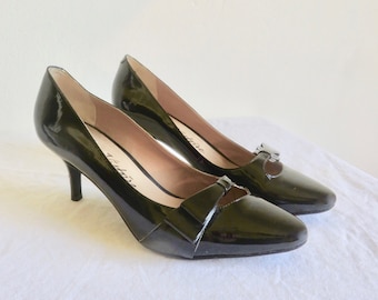 1960's Style Size 9 Black Patent Leather Kitten Heel Pumps Pointed Toes Bow Trim 60's Retro Mod Shoes  Sabrina Heels Pour La Victoire