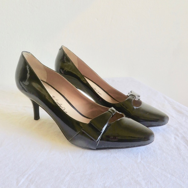 1960's Style Size 9 Black Patent Leather Kitten Heel Pumps Pointed Toes Bow Trim 60's Retro Mod Shoes  Sabrina Heels Pour La Victoire