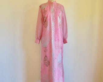 1970's Pink and Silver Metallic Print Asian Fan Screen Print Long Maxi Dress Caftan Alfred Shaheen Size Medium