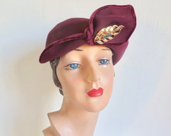 1930's Burgundy Maroon Fur Felt Small Brim Cloche Hat with Gold Brooch Velvet Trim 30's Fall winter Millinery Myrna Loy Style Size 22