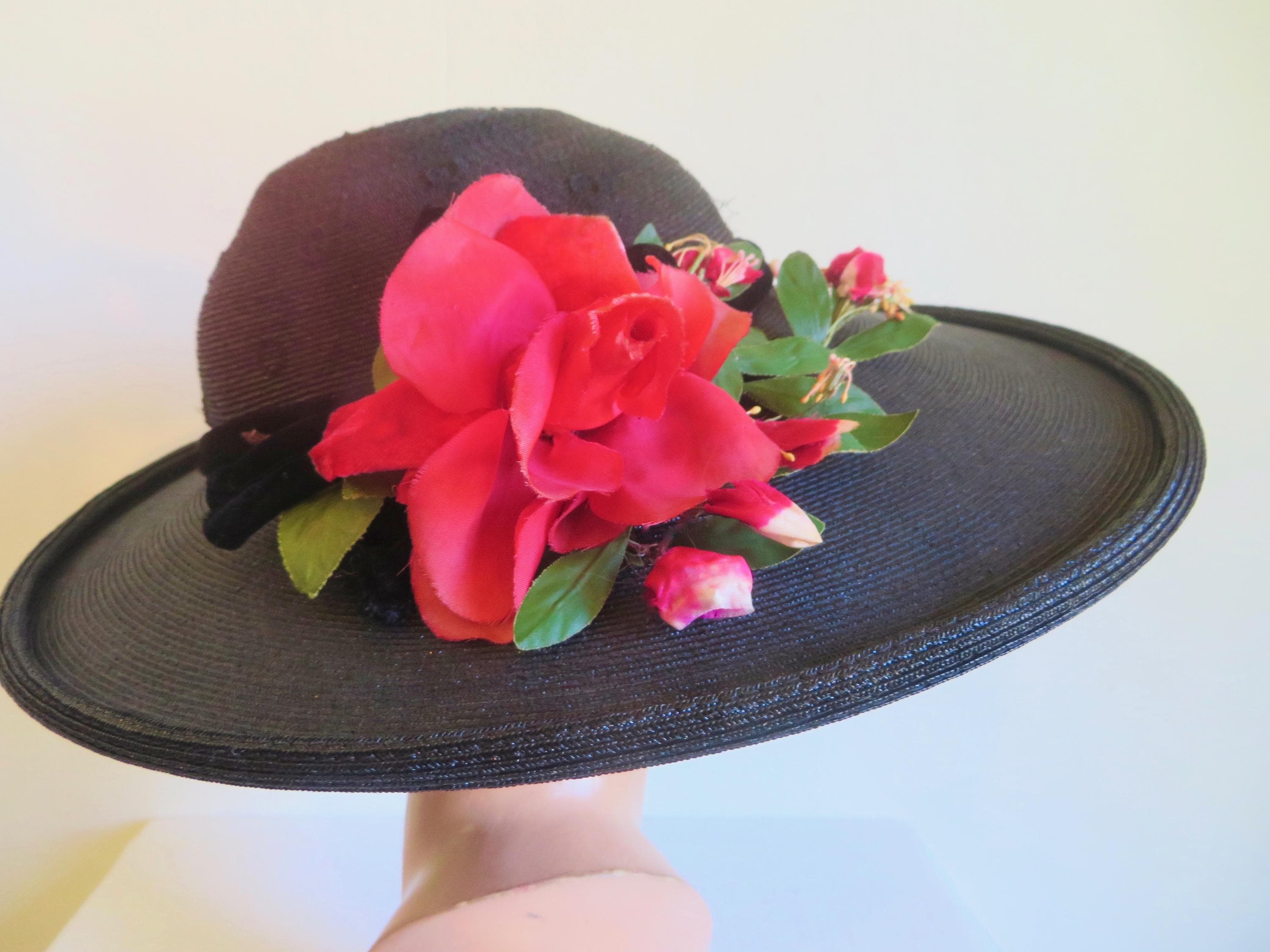 ELEGANT 1950s\' BLACK WIDE BRIM HAT MADE OF CRIN, VELVET & TRIMMED WITH RED ROSES 1950s Black Straw Wide Brim Hat: Rose & Velvet Trim, Size 22  main image 2