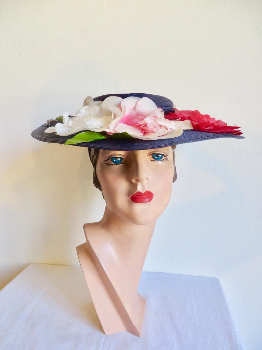 1950s Vintage Navy Blue Straw Brimmed Hat With White Flowers And A Velvet Ribbon 1950s Navy Straw Sun Hat: Wide Brim, Daisy Flowers, Velvet  main image 3