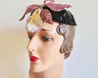 Gorro de noche formal de los años 40 con lentejuelas negras y flor de orquídea, ideal para cócteles y fiestas. Creación neoyorquina.