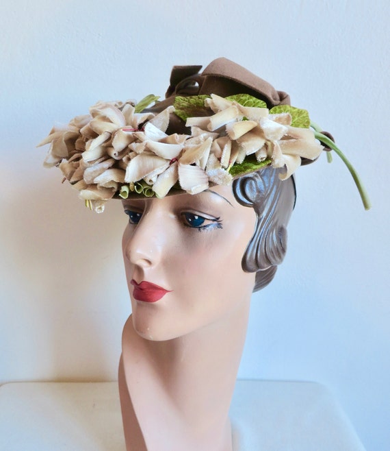 1940's Fawn Brown Felt Tilt Hat with Velvet Roses… - image 10