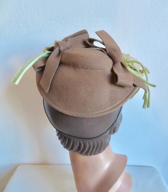 1940's Fawn Brown Felt Tilt Hat with Velvet Roses… - image 6