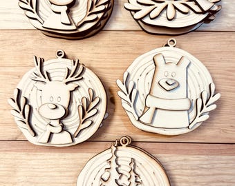 Puede incluir: Cinco adornos navideños de madera con un acabado rústico de madera natural. Cada adorno presenta un diseño diferente: un reno, un alce, un pájaro, un oso y un árbol de Navidad. Los adornos son perfectos para agregar un toque de encanto rústico a tu decoración navideña.
