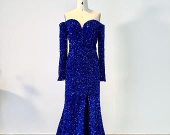 Vestido de fiesta de sirena con hombros descubiertos y lentejuelas azul real