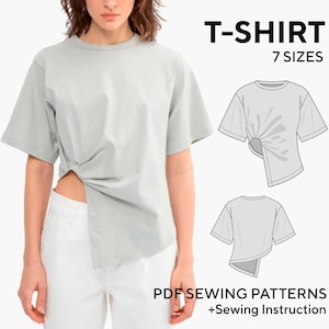 Op de afbeelding: Een lichtgrijs T-shirt met een uniek asymmetrisch ontwerp. Het shirt heeft een knoopdetail aan de zijkant en wordt gecombineerd met een witte broek. De afbeelding bevat ook illustraties van het shirtontwerp en de tekst "T-SHIRT 7 SIZES".