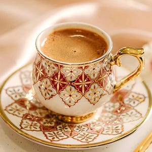 Conjunto de xícaras de café turco de porcelana para 2 pessoas - 4 peças - Elegante motivo dourado e vermelho