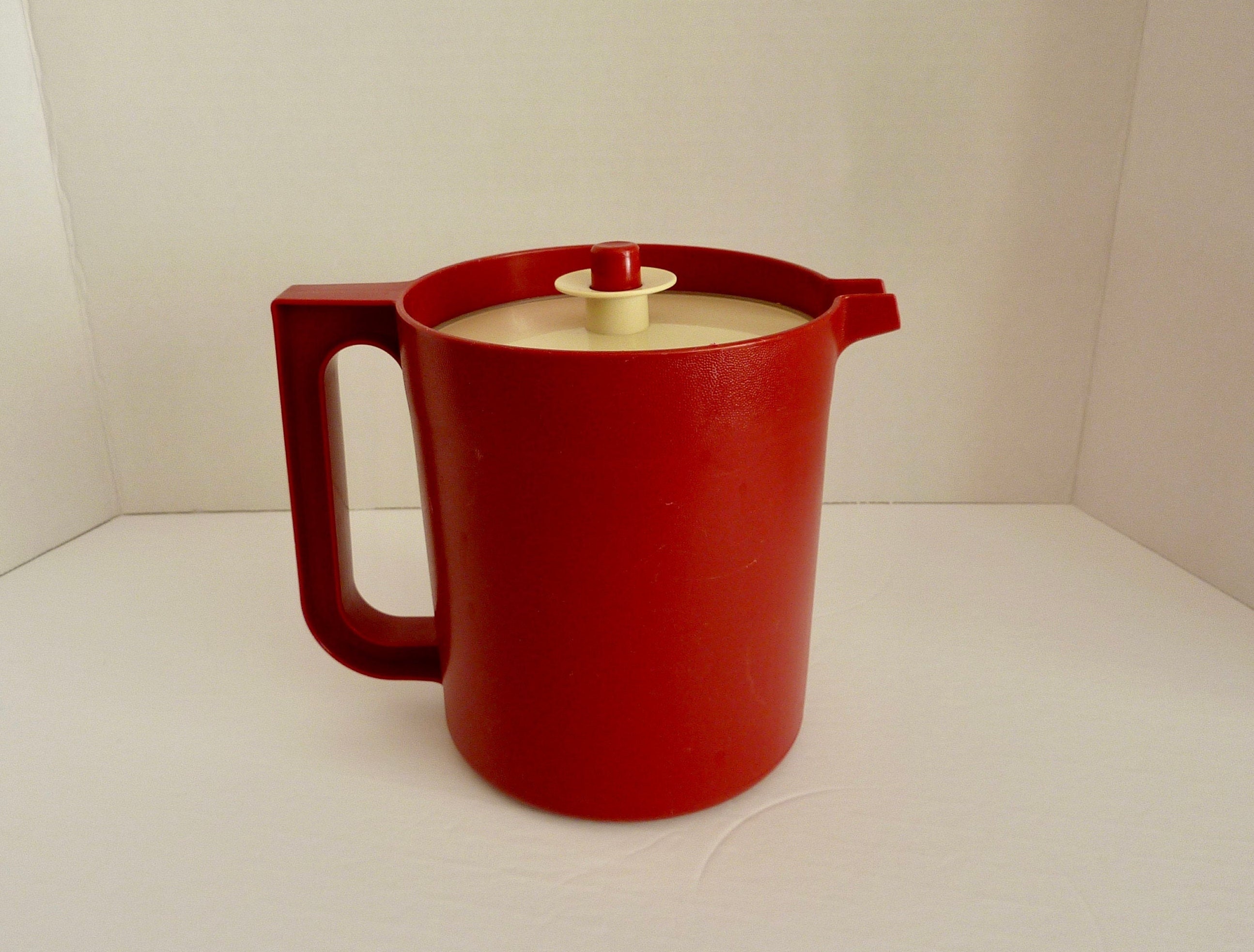 Vintage Tupperware 15755 Red 1 Quart Pitcher Drinks With Beige Lid
