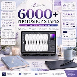 Può includere: Un pacchetto di design digitale con oltre 6000 forme Photoshop, visualizzato sullo schermo di un portatile. L'immagine include un taccuino azzurro, una tavoletta grafica con penna, una candela, una tazza e vari elementi di design come icone.