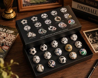 WK bal collectie set 1970-2026, mini voetbal display box, voetbal memorabilia cadeau, voetbal verzamelaar decor, cadeau sportfan
