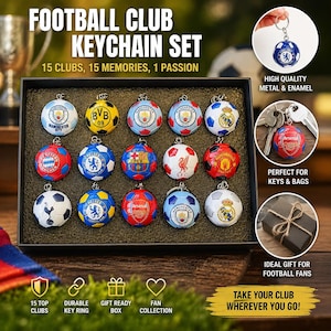 Puede incluir: Un set de 15 llaveros redondos de metal y esmalte, cada uno con el logotipo de un club de f&uacute;tbol profesional diferente sobre un dise&ntilde;o de bal&oacute;n. El conjunto incluye varios colores y emblemas de equipos, presentado en una caja negra con texto.