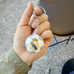 Set de regalo de 15 mini llaveros de balones de clubes de fútbol: regalo ideal para aficionados al fútbol como Real Madrid, Barcelona, Chelsea, Arsenal y Liverpool. Real Madrid - Silver