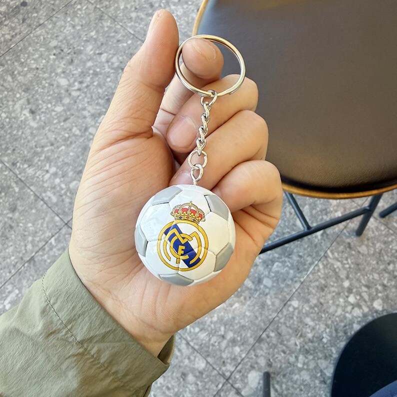 Set de regalo de 15 mini llaveros de balones de clubes de fútbol: regalo ideal para aficionados al fútbol como Real Madrid, Barcelona, Chelsea, Arsenal y Liverpool. Real Madrid - Silver